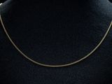 un collier à chaîne en or sur un mannequin mannequin mannequin mannequin mannequin mannequin mannequin mannequin mannequin mannequin