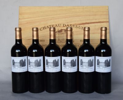 six bouteilles de vin rouge devant une caisse en bois