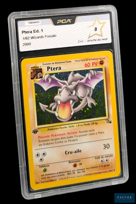 gros plan d'une carte pokemon sur fond noir