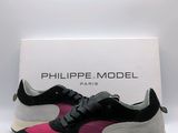 un gros plan sur une paire de baskets noires et roses