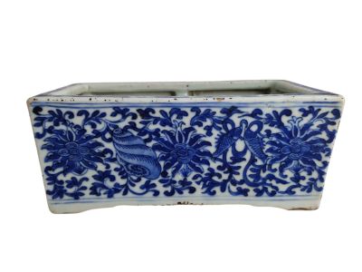 Jardinière en porcelaine à décor en bleu et blanc de lotus d…