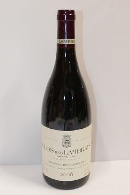 une bouteille de vin posée sur une table