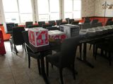 une pièce avec une table, des chaises et un distributeur de Coca-Cola