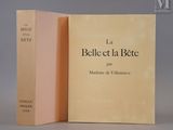 deux livres posés l'un à côté de l'autre sur une table