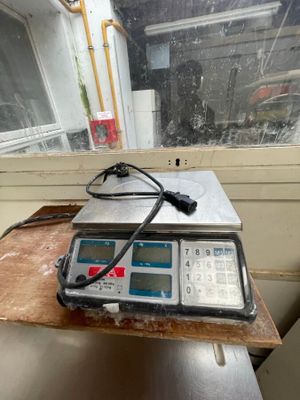 une machine posée sur une table devant une fenêtre