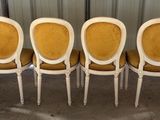 ensemble de six chaises de salle à manger de style français avec assise en velours jaune