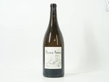 une bouteille de vin posée sur une table