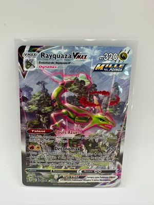 gros plan d'une carte pokemon sur une surface blanche