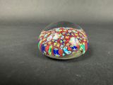 une boule en verre ornée d'un motif rouge et bleu