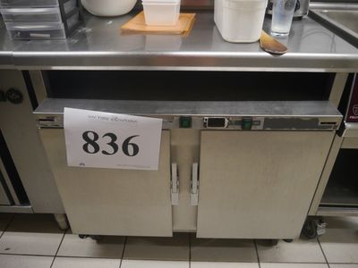 une pancarte sur laquelle est inscrit « 866 », posée sur le côté d'un plan de travail de cuisine
