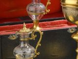 deux vases plaqués or et un plateau posés sur une table