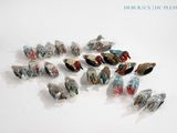 de nombreux oiseaux posés sur une surface blanche