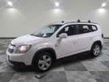 La Chevrolet RAV blanche est garée sur un sol carrelé à damier.