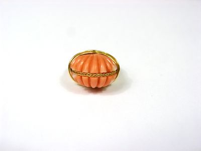 BAGUE en or jaune 750 ‰ avec un imposant cabochon de corail …