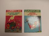 deux livres posés sur une table