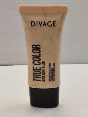 un gros plan sur un tube de maquillage posé sur une table
