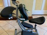 une chaise posée par terre devant une porte