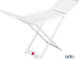 une planche à repasser blanche posée sur une table blanche
