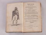 un vieux livre sur lequel figure le dessin d'un homme portant un chapeau et un manteau