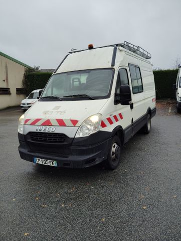 Véhicule utilitaire IVECO immatriculé CP-705-FK, 1ère mise en cir...