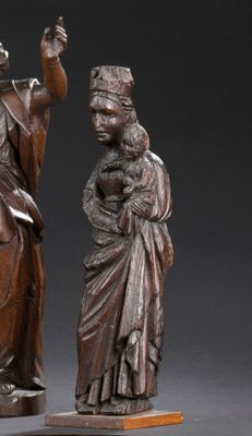 paire de figurines en bronze représentant une femme et un homme tenant un enfant dans leurs bras