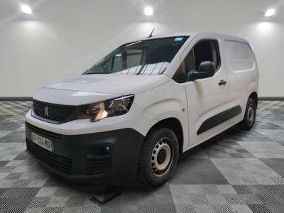 la camionnette blanche est garée sur le sol en damier d'une pièce