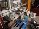 une pièce avec beaucoup d'objets sur les étagères
