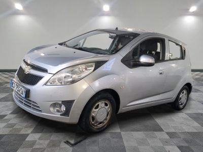 la photo d'une petite voiture argentée dans une pièce