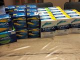 plusieurs boîtes de Tampax posées sur une table dans une pièce