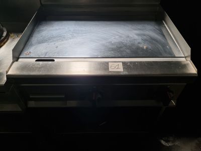 une grande grille en acier inoxydable dans une pièce sombre