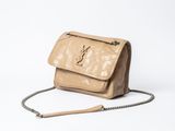 Pochette Saint Laurent en cuir beige à motif monogramme, avec bandoulière en chaîne