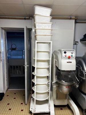 une grande pile de vaisselle posée sur un support dans une cuisine