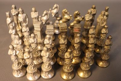 beaucoup de pièces d'échecs en argent sur la table