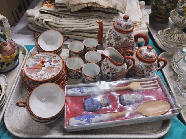 Partie de service en porcelaine asiatique 