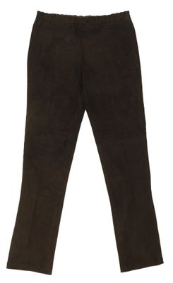 un pantalon en velours côtelé marron suspendu à un cintre sur fond blanc