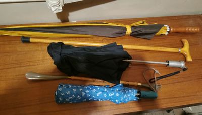 de nombreux parapluies posés sur une table en bois