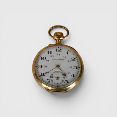 une vieille montre de poche au boîtier en or sur fond blanc