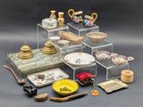 un grand nombre d'objets posés sur une table