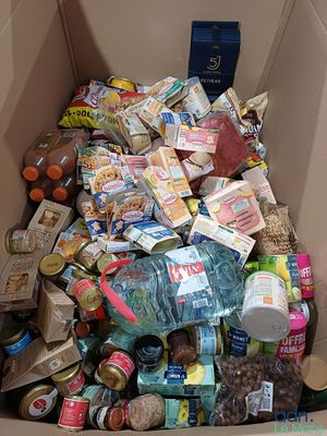 une boîte en carton remplie de nourriture et de boissons