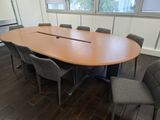 une photo montrant une table de réunion et des chaises dans une pièce