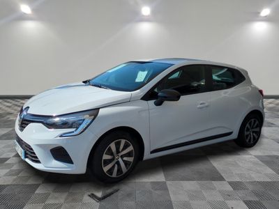 une voiture blanche est garée dans une pièce au sol à carreaux