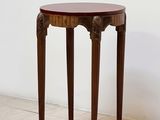 une petite table avec un plateau en bois sur un plancher en bois