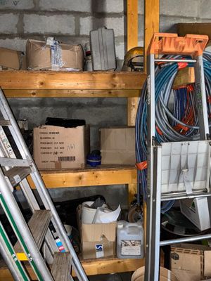 une échelle appuyée contre un mur dans un garage
