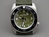 une montre avec un cadran vert sur un fond gris