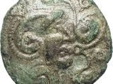 une pièce de monnaie ancienne sur laquelle figure le portrait d'un homme