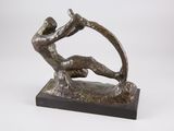 une sculpture en bronze représentant un homme tenant un arc dans ses mains
