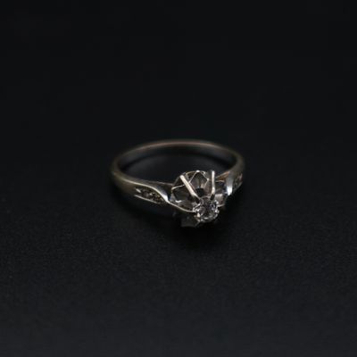 gros plan d'une bague en diamant sur une surface noire