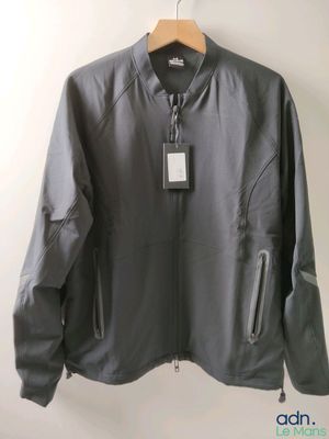 la veste est suspendue à un cintre sur le mur