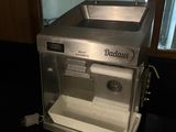 une machine posée sur un comptoir dans une pièce