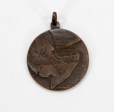 une médaille de bronze sur laquelle est représentée une femme